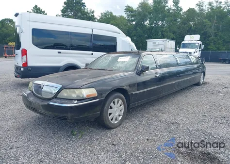 2005 Lincoln Town Car Executive z USA, uszkodzony, nr VIN 1L1FM88W45Y613265